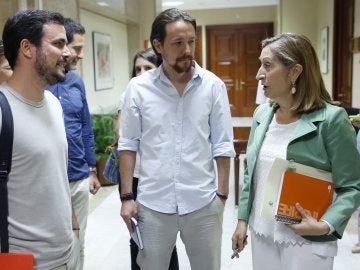 Alberto Garzón y Pablo Iglesias conversan con la presidenta del Congreso, Ana Pastor