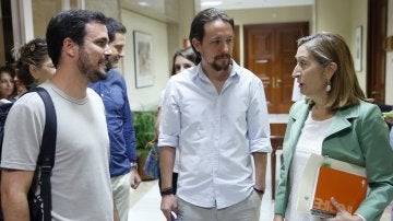 Alberto Garzón y Pablo Iglesias conversan con la presidenta del Congreso, Ana Pastor