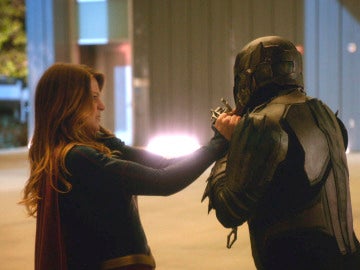 Supergirl lucha con el Maestro Carcelero
