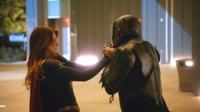 Supergirl lucha con el Maestro Carcelero