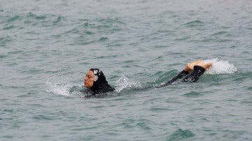 Una mujer con 'burkini' bañándose