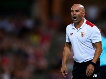 Sampaoli, ordenando en el banquillo sevillista