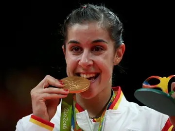 Carolina Marín muerde su medalla de oro Carolina Marín muerde su medalla de oro