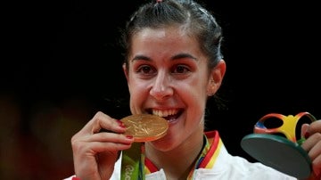 Carolina Marín muerde su medalla de oro