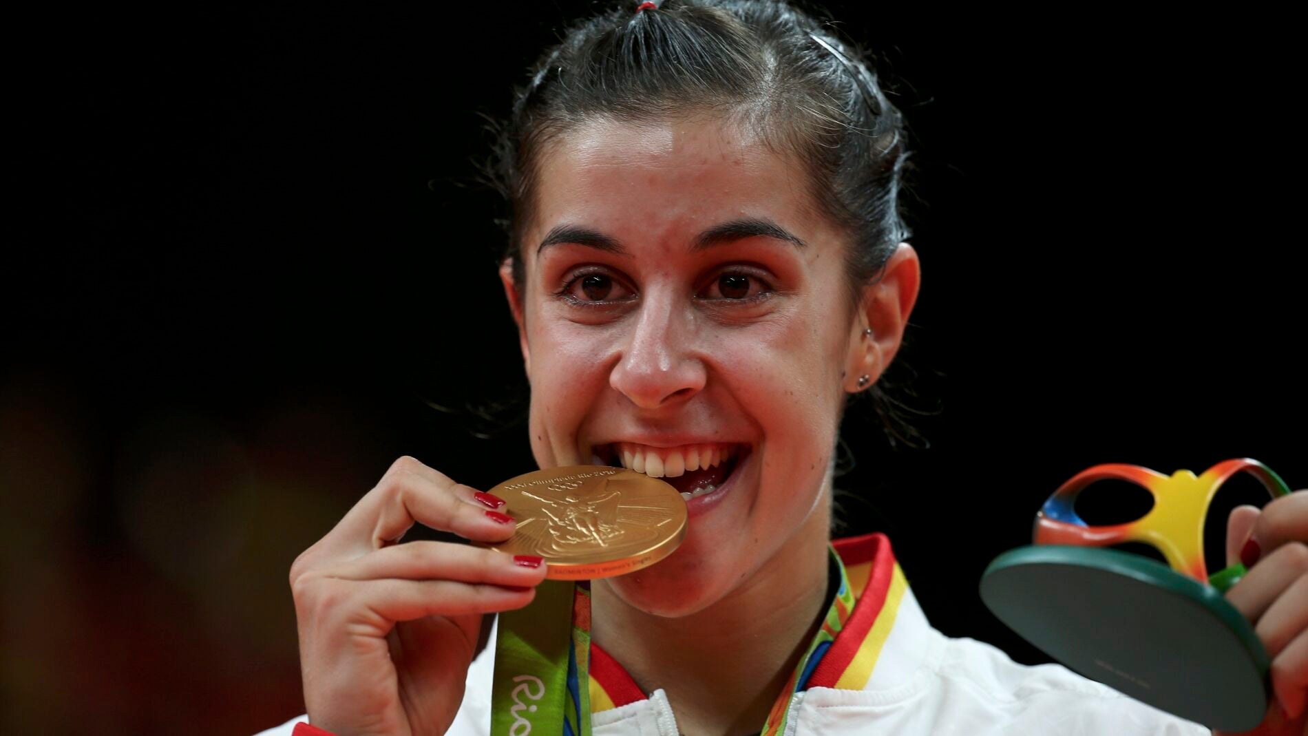 Carolina Mar&iacute;n muerde su medalla de oro