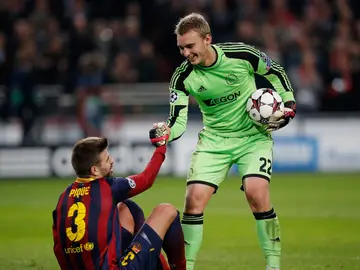 Cillesen junto a Piqué en un partido de la Champions Cillesen junto a Piqué en un partido de la Champions
