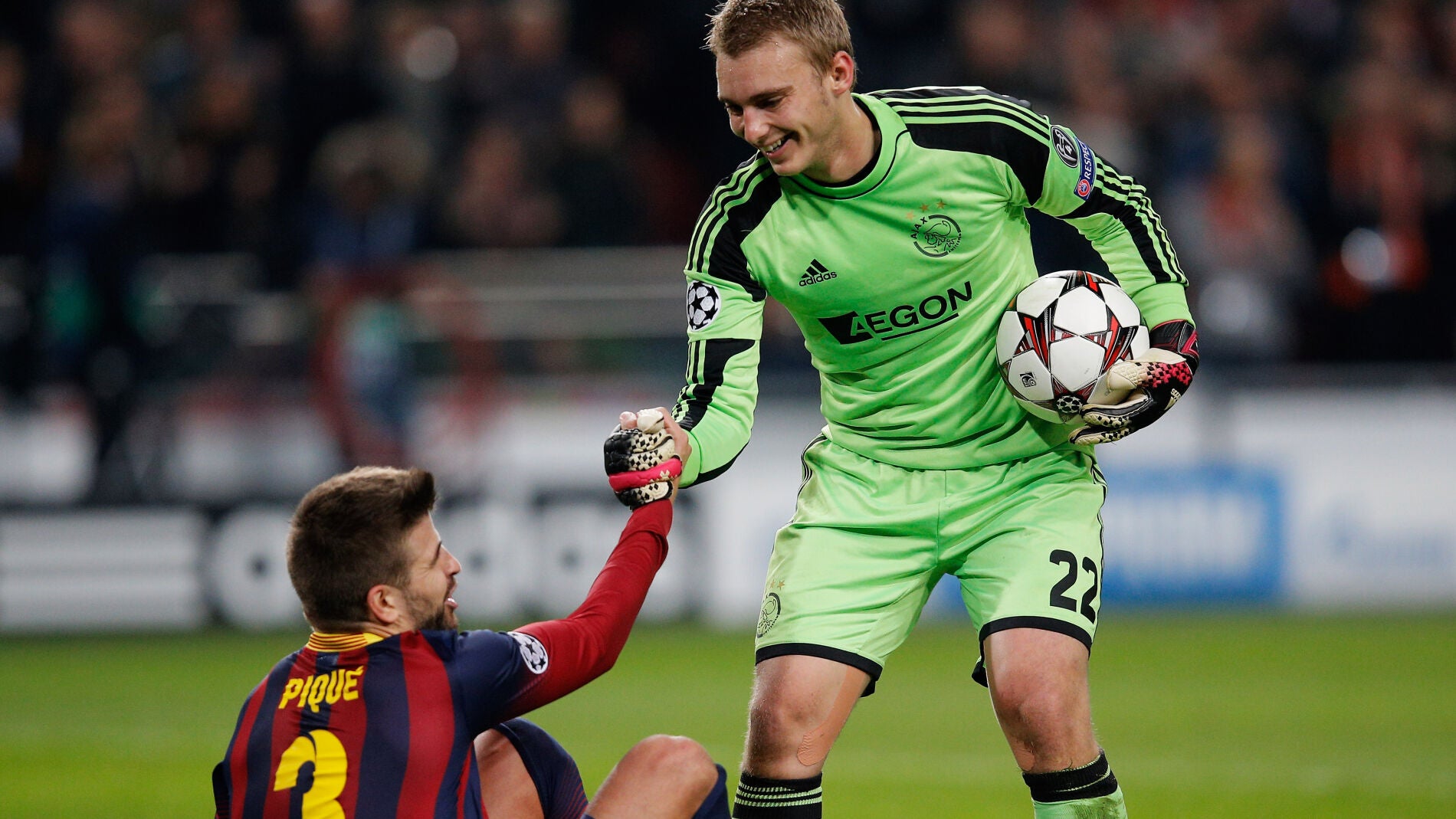 Cillesen junto a Piqu&eacute; en un partido de la Champions