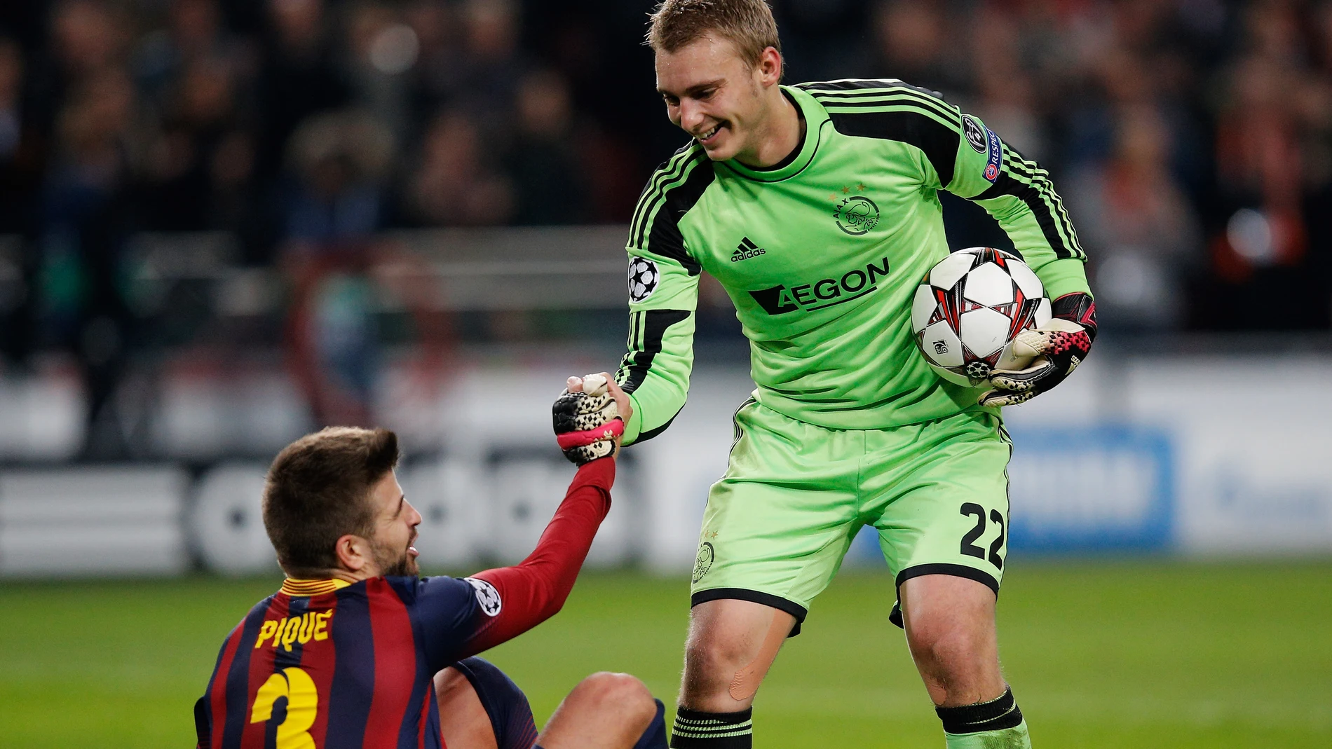 Cillesen junto a Piqué en un partido de la Champions Cillesen junto a Piqué en un partido de la Champions