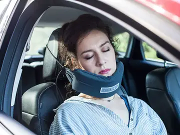 NodPod, la especie de hamaca para tu cabeza fácil de usar y de colocar en cualquier asiento. NodPod, la especie de hamaca para tu cabeza fácil de usar y de colocar en cualquier asiento.