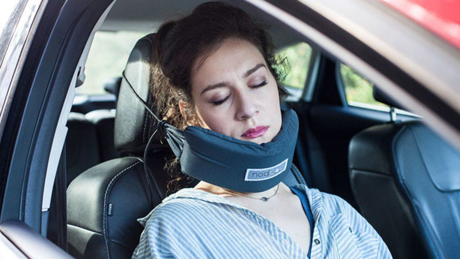 NodPod, la especie de hamaca para tu cabeza f&aacute;cil de usar y de colocar en cualquier asiento.