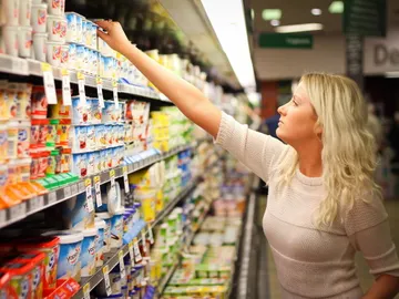 Mujer comprando yogures Mujer comprando yogures