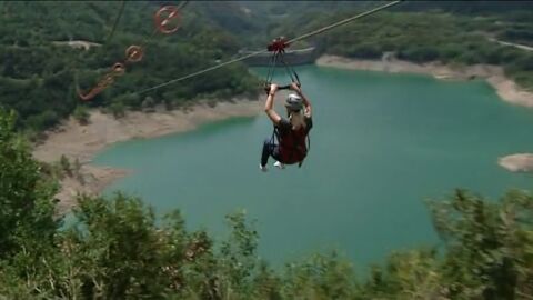 Frame 40.296813 de: La tirolina doble m&aacute;s larga de Europa