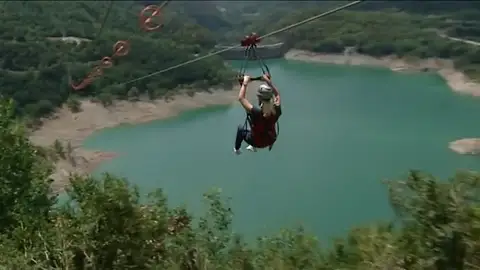 Frame 40.296813 de: La tirolina doble más larga de Europa Frame 40.296813 de: La tirolina doble más larga de Europa