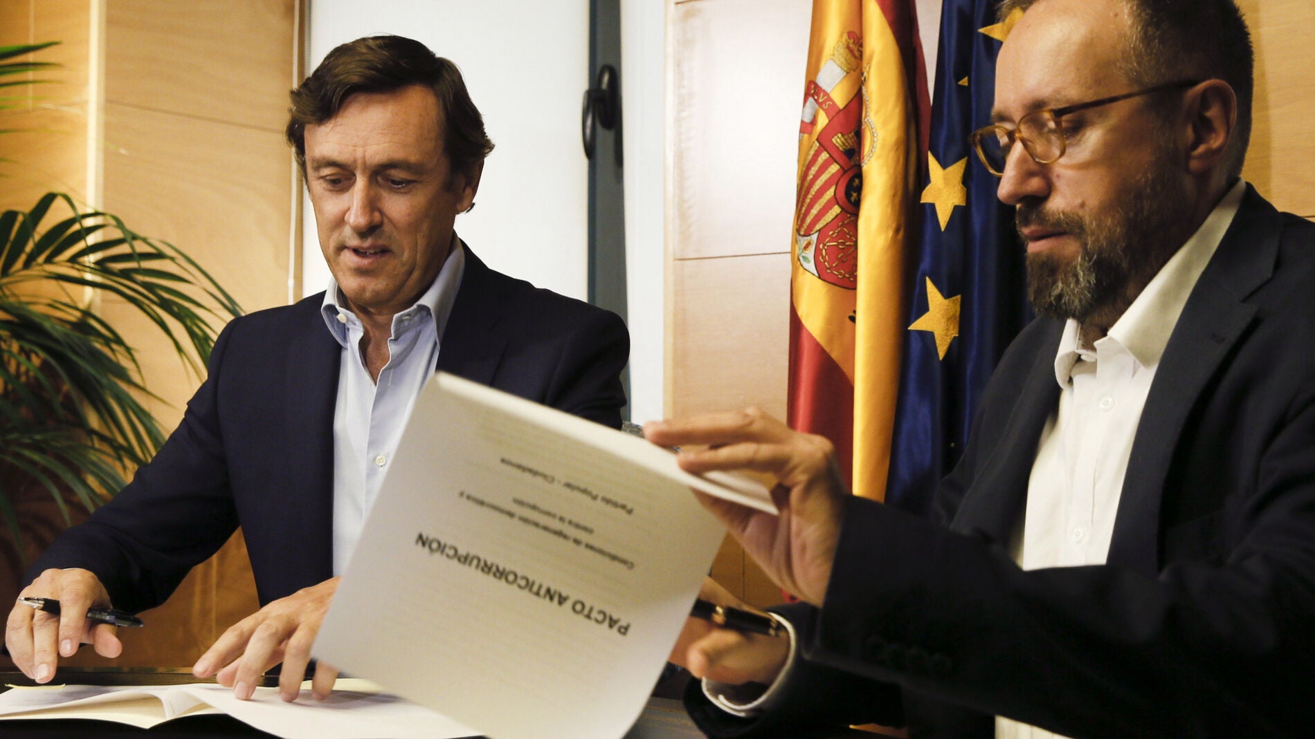 Rafael Hernando y Juan Carlos Girauta firmando el acuerdo en el Congreso.