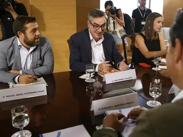 Los miembros del equipo momentos antes de la reunión que ambos partidos mantienen en el Congreso de cara al debate de invetidura del candidato a la presidencia del Gobierno. Los miembros del equipo momentos antes de la reunión que ambos partidos mantienen en el Congreso de cara al debate de invetidura del candidato a la presidencia del Gobierno.
