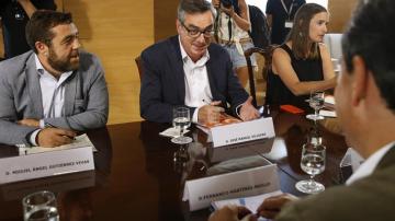 Los miembros del equipo momentos antes de la reunión que ambos partidos mantienen en el Congreso de cara al debate de invetidura del candidato a la presidencia del Gobierno.