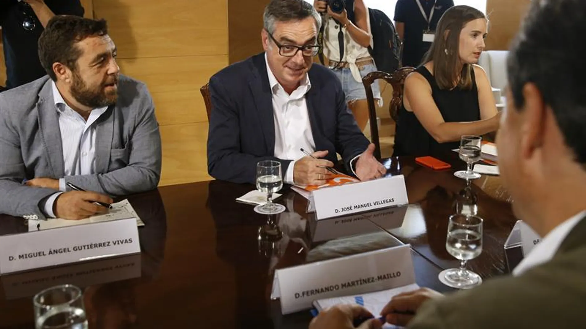 Los miembros del equipo momentos antes de la reunión que ambos partidos mantienen en el Congreso de cara al debate de invetidura del candidato a la presidencia del Gobierno. Los miembros del equipo momentos antes de la reunión que ambos partidos mantienen en el Congreso de cara al debate de invetidura del candidato a la presidencia del Gobierno.