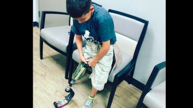 Un niño sin pierna lucha por cumplir su sueño de ser soldado