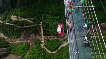 Pareja casándose en la provincia de Pingjiang Pareja casándose en la provincia de Pingjiang