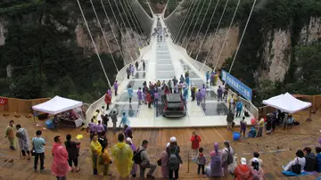 Todoterreno sobre el puente de cristal Todoterreno sobre el puente de cristal