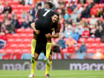 Nolito celebra con Sterling su gol ante el Stoke City