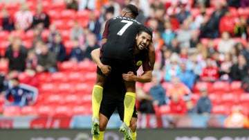 Nolito celebra con Sterling su gol ante el Stoke City