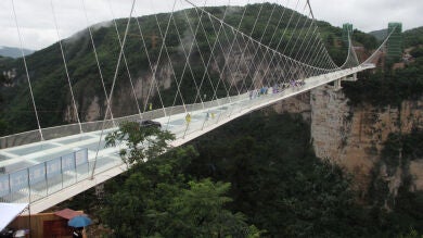 El puente de cristal de China cierra a los turistas dos semanas después de su inauguración