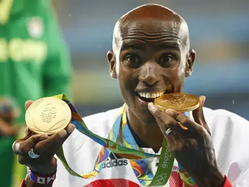 Mo Farah posa con sus dos oros olímpicos Mo Farah posa con sus dos oros olímpicos