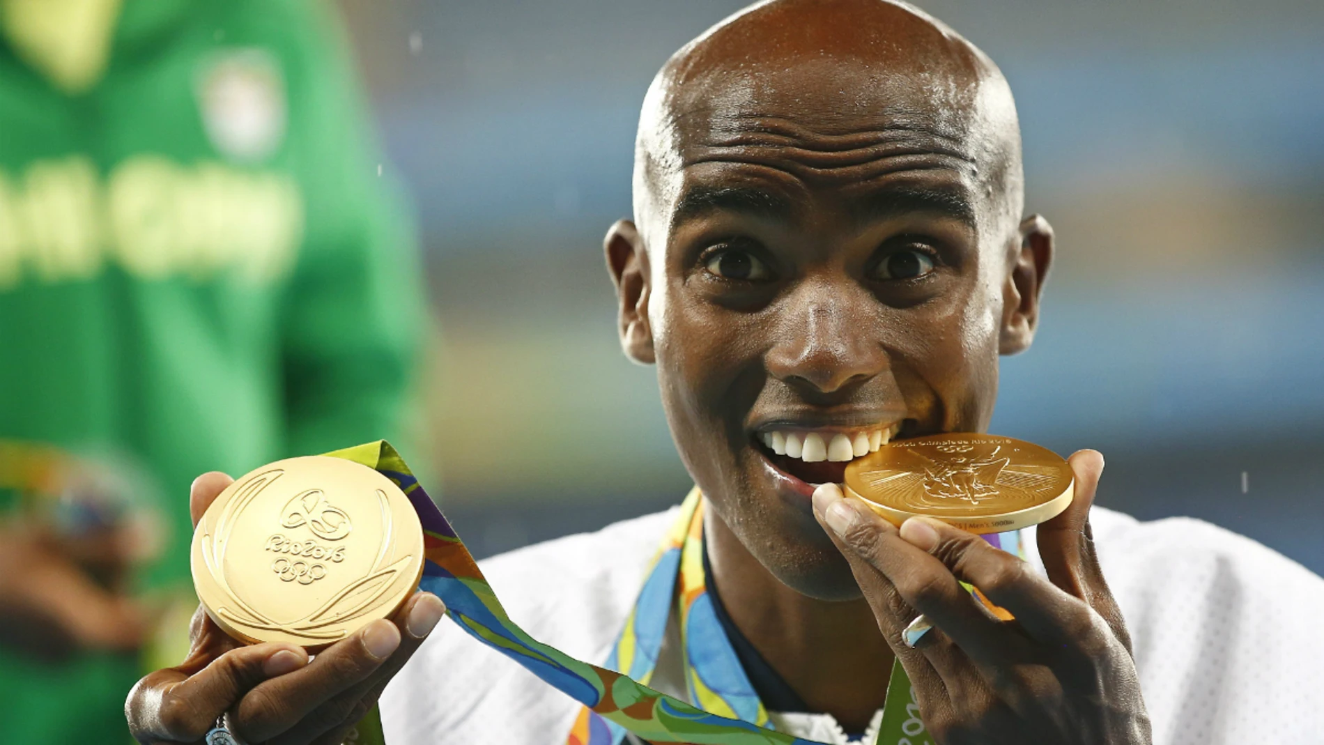 Mo Farah posa con sus dos oros olímpicos Mo Farah posa con sus dos oros olímpicos