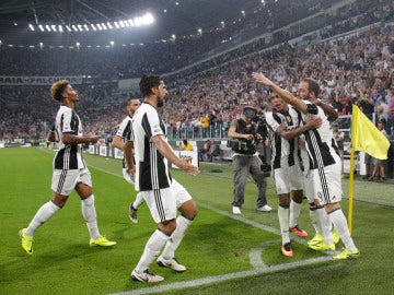 Los jugadores de la Juventus celebram el gol de Higuain