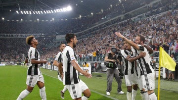 Los jugadores de la Juventus celebram el gol de Higuain