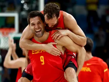 Felipe Reyes y Sergio Rodríguez celebran el bronce conseguido en los Juegos Felipe Reyes y Sergio Rodríguez celebran el bronce conseguido en los Juegos