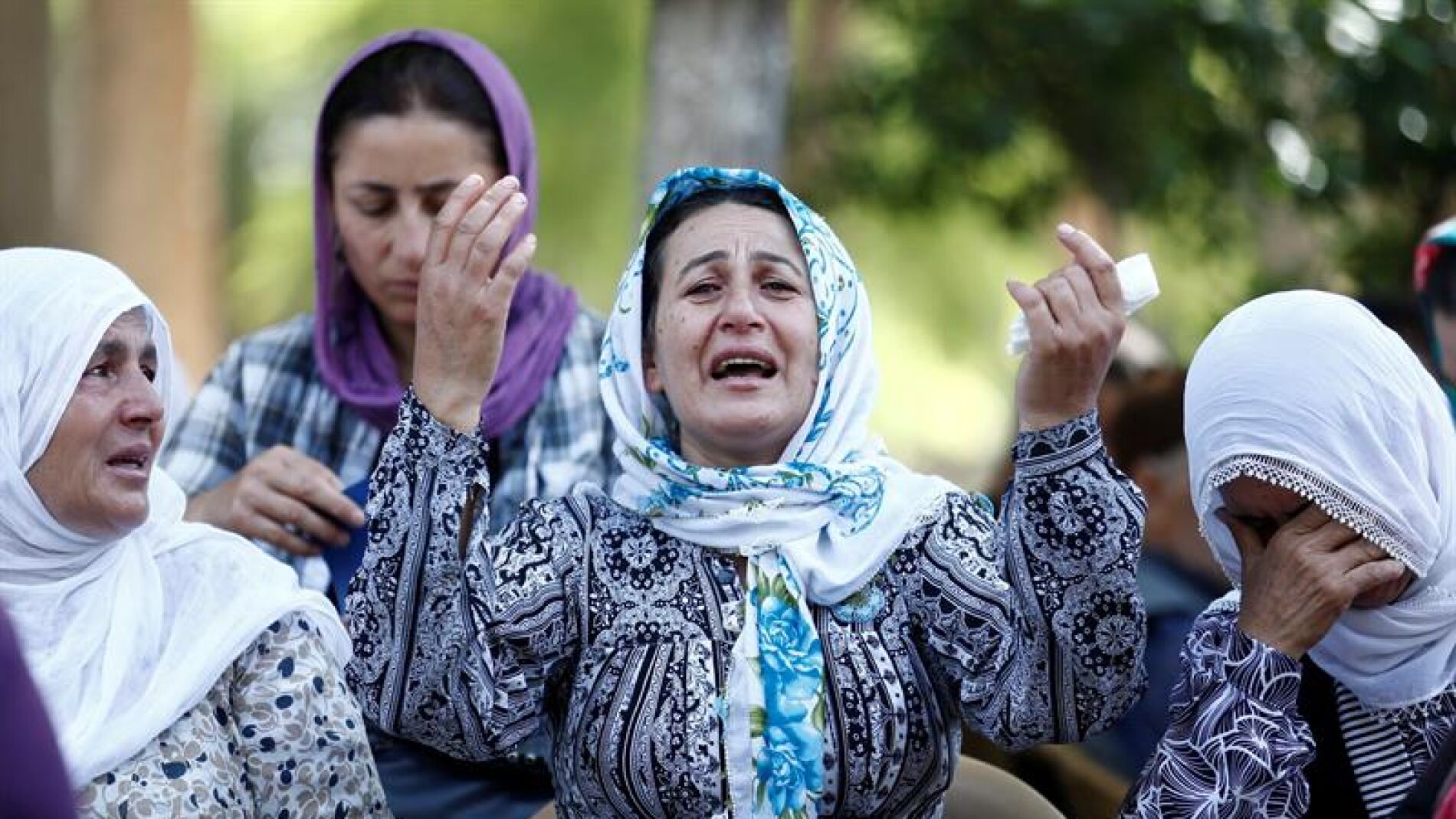 Mujeres tras el atentado de Turqu&iacute;a