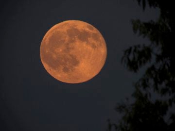 Luna con color rojizo