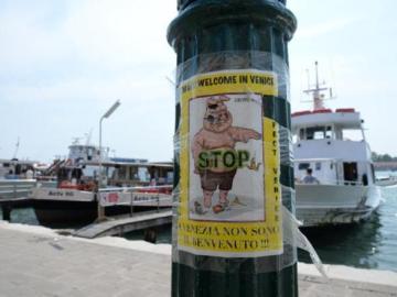 Cartel contra el turismo maleducado en Venecia