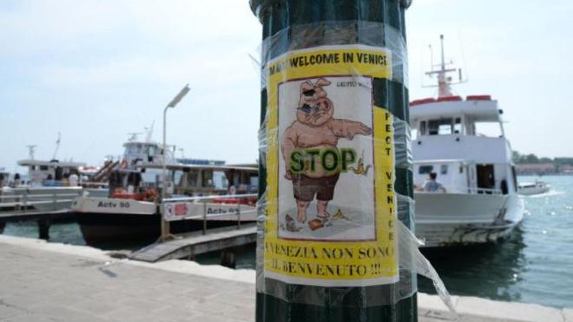 Cartel contra el turismo maleducado en Venecia