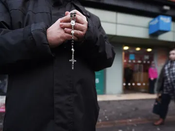 Monja con un rosaio Monja con un rosaio