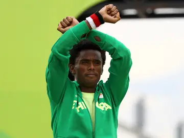 Feyisa Lilesa levanta los brazos en forma de protesta Feyisa Lilesa levanta los brazos en forma de protesta
