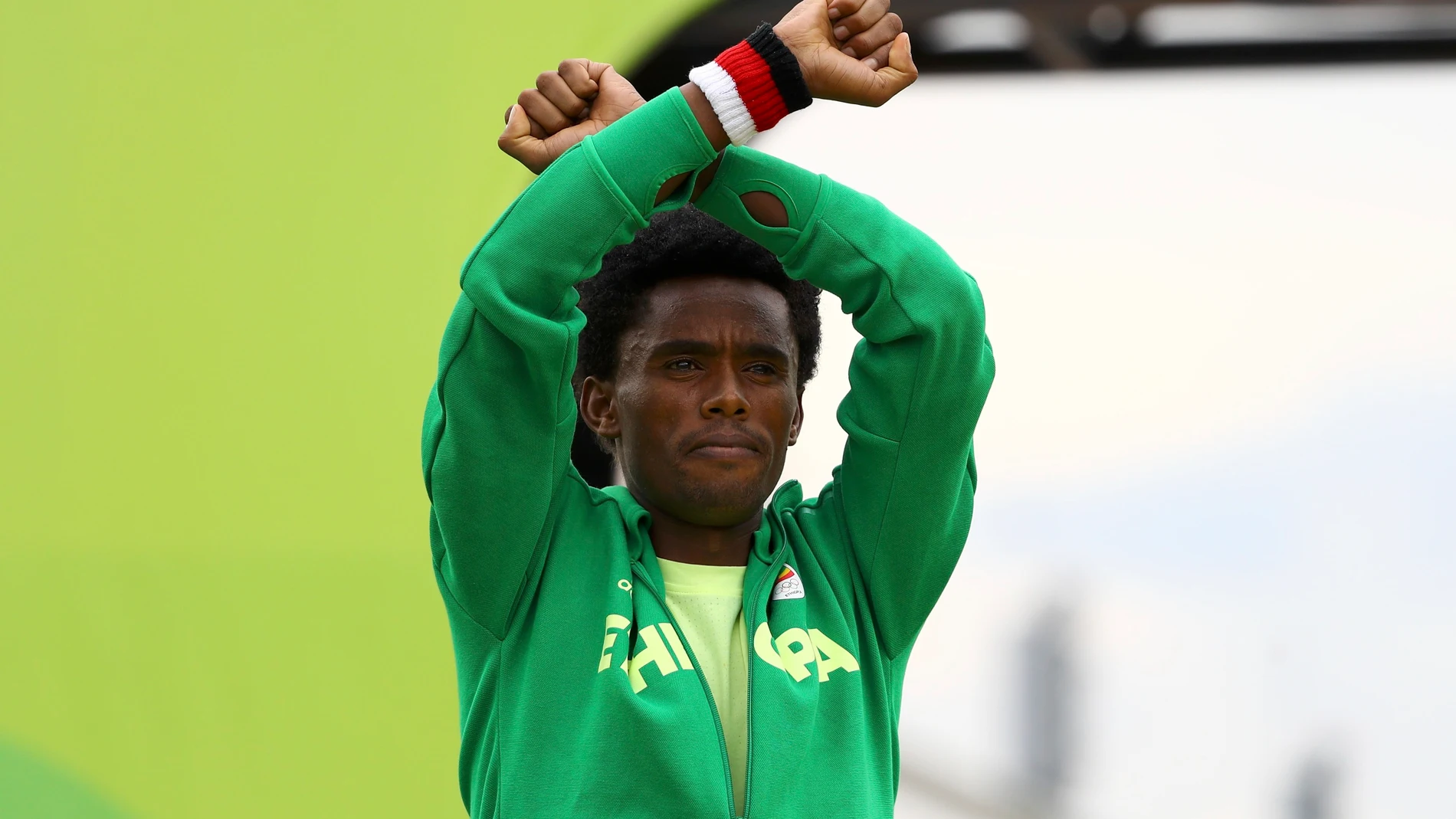 Feyisa Lilesa levanta los brazos en forma de protesta Feyisa Lilesa levanta los brazos en forma de protesta
