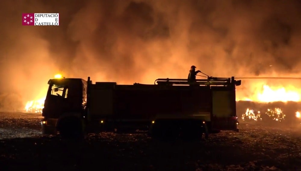Frame 1.262274 de: Aparatoso incendio en una planta de reciclaje en Cervera del Maestre, Castellón