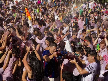 Los participantes en una nueva edición de la "Gran batalla del vino" que se celebra en el municipio zamorano de Toro Los participantes en una nueva edición de la "Gran batalla del vino" que se celebra en el municipio zamorano de Toro