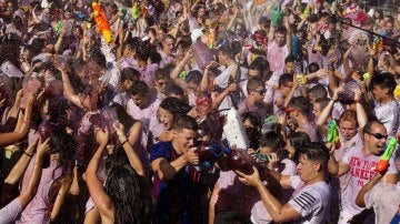 Los participantes en una nueva edición de la "Gran batalla del vino" que se celebra en el municipio zamorano de Toro 