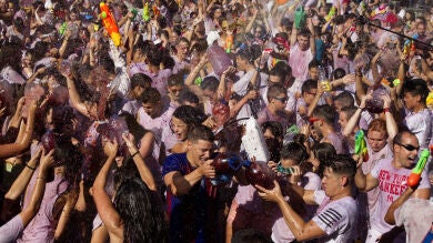 Miles de personas se lanzan 11.000 litros de vino en la batalla de Toro, en Zamora