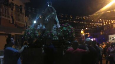 Los vecinos bailan a la Virgen de las Nieves al son de un pasadoble, ante la negativa de su párroco
