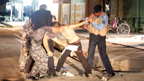 Momento en el que los policías quitan el chaleco bomba al niño Momento en el que los policías quitan el chaleco bomba al niño