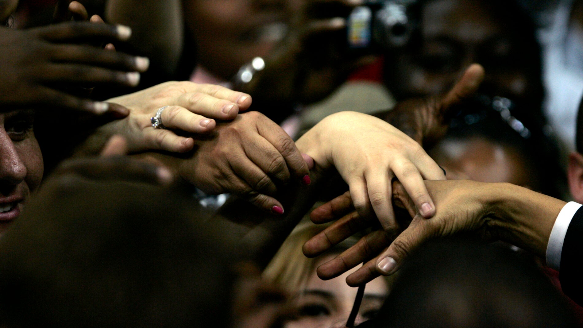 Manos de personas de piel clara y oscura