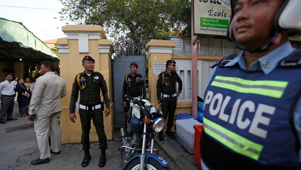 Policía de Camboya a la puerta de los colegios
