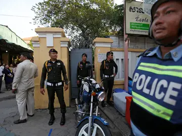 Policía de Camboya a la puerta de los colegios Policía de Camboya a la puerta de los colegios