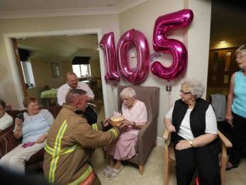 Ivena Smailes es una anciana de 105 años que para su último cumpleaños tenía muy claro el regalo que quería: "Un bombero con tatuajes" 