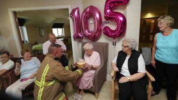 Ivena Smailes es una anciana de 105 años que para su último cumpleaños tenía muy claro el regalo que quería: "Un bombero con tatuajes" 